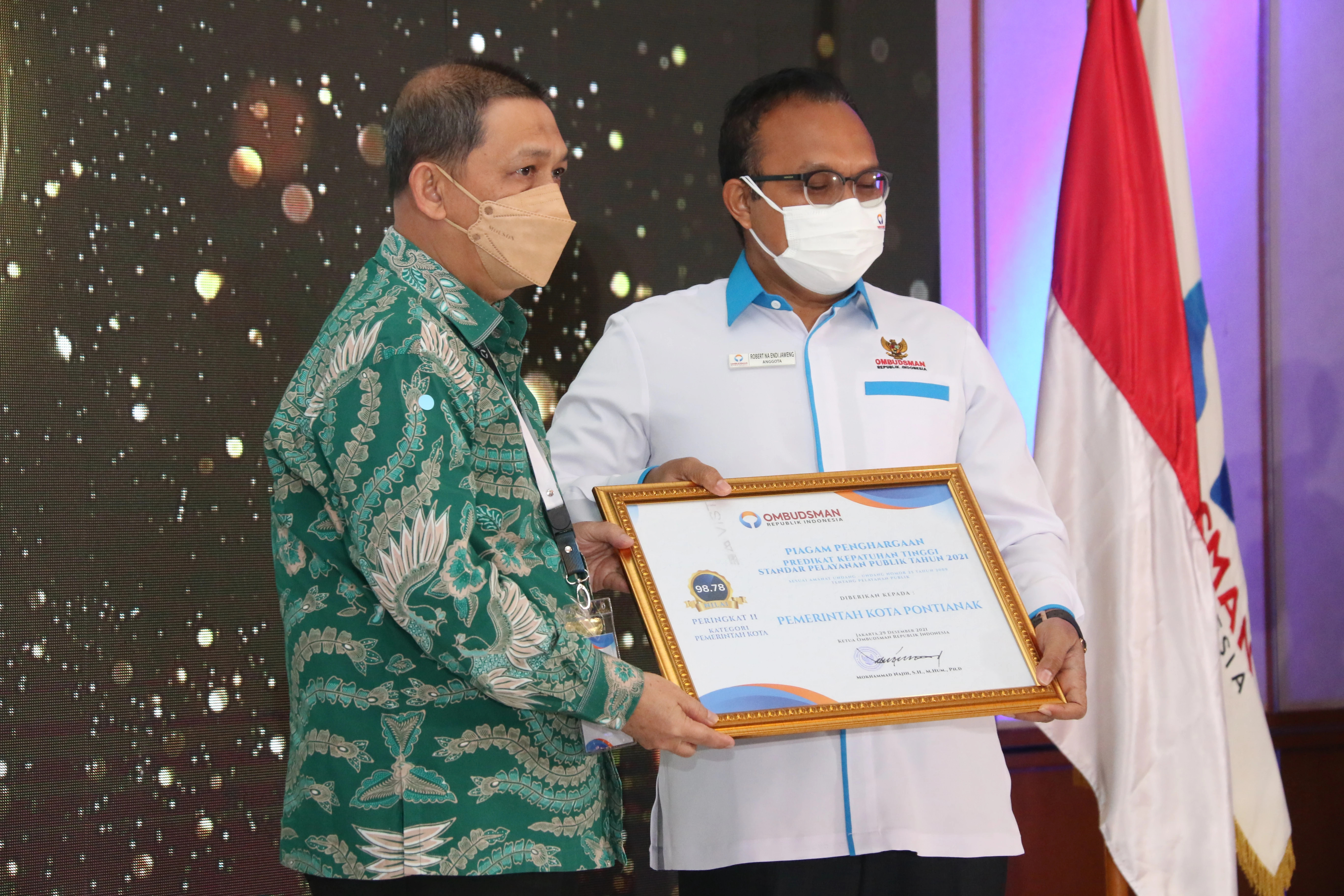 Foto Predikat Kepatuhan Tinggi Standar Pelayanan Publik Tahun 2021 peringkat kedua kategori kota dengan skor 98,78, Ombudsman RI, Jakarta (29 Desember 2021)